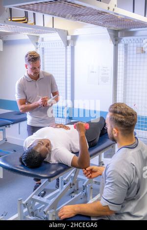 Studenti infermieri formazione realistico manichino medico Foto Stock