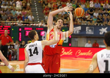 A Coruña, Spagna .Pau Gasol disputa la palla durante la partita di basket amichevole tra la Spagna e il Canada al Colosseo in Un Coruña Foto Stock