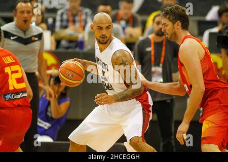 A Coruña, Spagna .Pau Gasol disputa la palla durante la partita di basket amichevole tra la Spagna e il Canada al Colosseo in Un Coruña Foto Stock