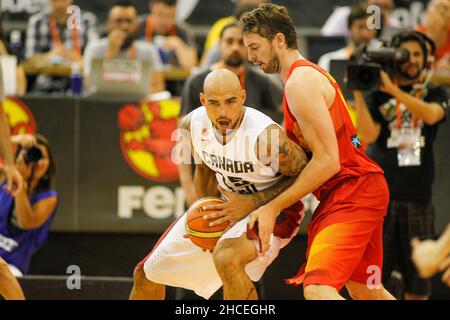 A Coruña, Spagna .Pau Gasol disputa la palla durante la partita di basket amichevole tra la Spagna e il Canada al Colosseo in Un Coruña Foto Stock