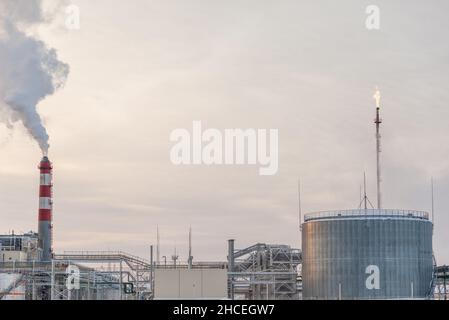 Industria petrolchimica di industria pesante, produzione di raffineria di energia con fumo inquinamento.fumo denso fumo è proveniente dal camino della fabbrica. S Foto Stock