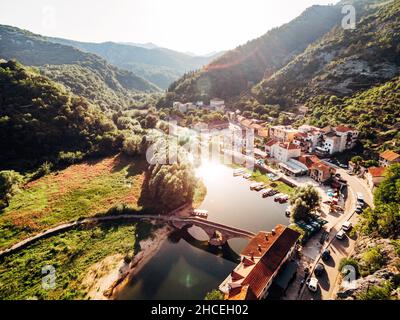 Fiume Crnojevica vicino a un antico insediamento tra verdi montagne. Montenegro Foto Stock