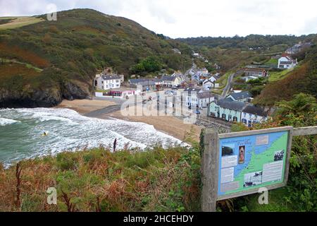 Vista di Llangrannog dal sentiero costiero sopra il villaggio, Ceredigion, Galles Foto Stock