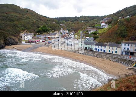 Vista di Llangrannog dal sentiero costiero sopra il villaggio, Ceredigion, Galles Foto Stock