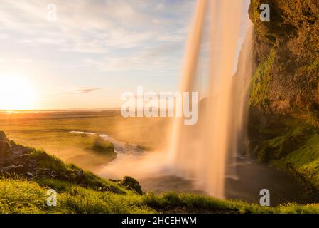 Impressionante cascata alla luce del sole di mezzanotte. Foto Stock