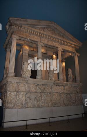 Lycian nereide monumento da Xanthos, British Museum di Londra, Regno Unito Foto Stock