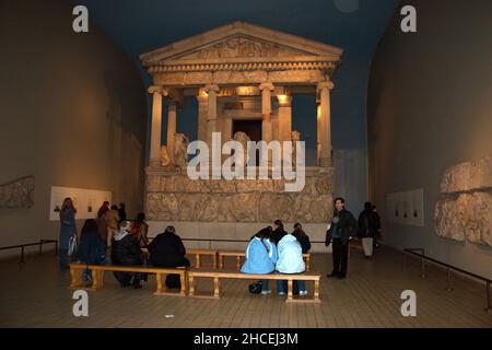 Lycian nereide monumento da Xanthos, British Museum di Londra, Regno Unito Foto Stock