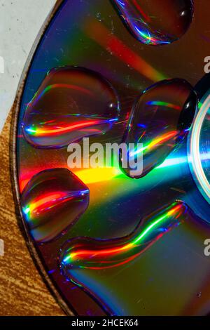 Colpo verticale di un compact disk con gocce d'acqua sulla superficie Foto Stock