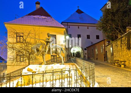 Kamenita vrata porta storica nella città di Zagabria Radiceva vista serale strada, capitale della Croazia Foto Stock