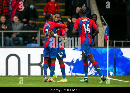 LONDRA, REGNO UNITO. DICEMBRE 28th Odsonne Edouard di Crystal Palace festeggia dopo aver segnato durante la partita della Premier League tra Crystal Palace e Norwich City a Selhurst Park, Londra martedì 28th dicembre 2021. (Credit: Federico Maranesi | MI News) Credit: MI News & Sport /Alamy Live News Foto Stock