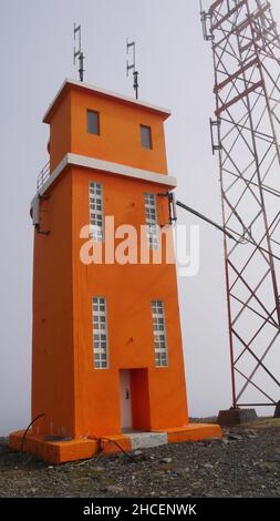 Faro di colore arancione Hvalnesviti, Hvalnes sull'Islanda Foto Stock