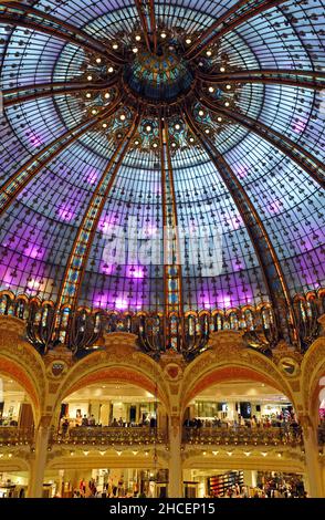 La cupola in vetro colorato in stile art nouveau nel grande magazzino Galeries Lafayette di Parigi è stata costruita nel 1912. Foto Stock