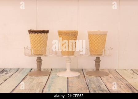 biscotti bicchieri con diversi condimenti per riempire con gli ingredienti che si desidera Foto Stock