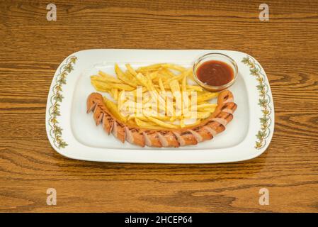 Le salsicce sono salsicce a base di carne tritata. Per l'elaborazione si usano solitamente le parti dell'animale, come il grasso, i visceri sono accompagnati Foto Stock