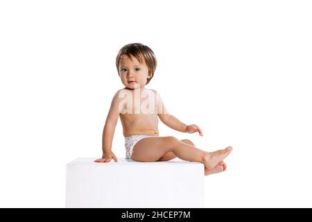 Carino ragazzo, bambino, bambino in pannolino isolato su sfondo bianco studio. Concetto di infanzia Foto Stock