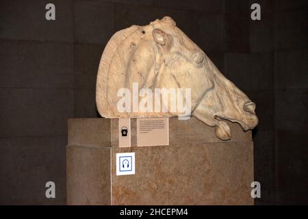 Testa di un cavallo dal carro di Selene, British Museum, Londra, Regno Unito. Foto Stock