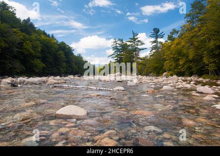 Il roccioso East Branch Pemigewasset River a livermore, New hampshire, in una giornata di sole. Foto Stock