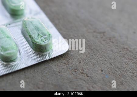 Compresse schiacciate e danneggiate in vista closeup. Concetto di farmaci scaduti. Foto Stock