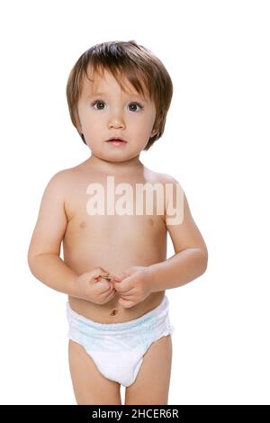 Primo piano carino ragazzo, bambino, bambino in pannolino guardando la macchina fotografica isolato su sfondo bianco studio. Concetto di infanzia Foto Stock