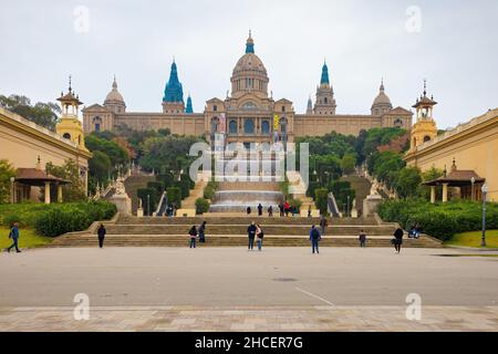 Vista della scalinata e della facciata principale del Palazzo Nazionale sede del Museo Nazionale di Catalogna, Barcellona, Spagna Foto Stock