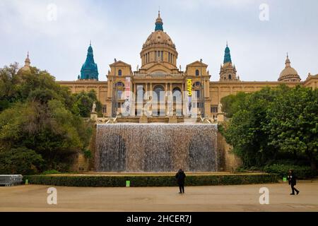 Vista della cascata e della facciata principale del Palazzo Nazionale sede del Museo Nazionale di Catalogna, Barcellona, Spagna Foto Stock