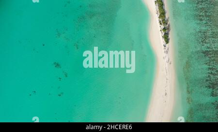 Vista aerea di un'isola tropicale con un banco di sabbia, circondato da acque turchesi. Dhigurah isola, Maldive. Foto Stock