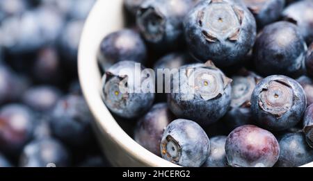 Mirtilli freschi su sfondo o fondo di ciotola. Concetto vegano e vegetariano. Macroscopura di mirtilli. Estate cibo sano. Foto Stock