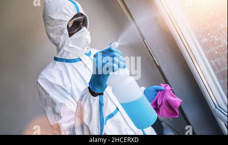 Disinfezione e pulizia nell'unità di terapia intensiva di una clinica con pazienti infettivi Covid-19 Foto Stock