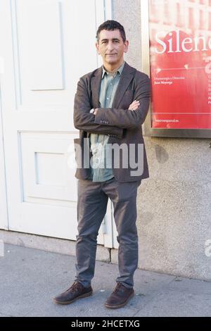 Madrid, Spagna. 28th Dic 2021. Juan Mayorga si pone durante la presentazione della commedia 'Silencio' (silenzio) al teatro spagnolo di Madrid. Credit: SOPA Images Limited/Alamy Live News Foto Stock