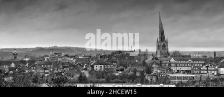 Panorama di Chesterfield, Derbyshire: Skyline è dominata dalla guglia storta della chiesa di Santa Maria e di tutti i Santi. Foto Stock