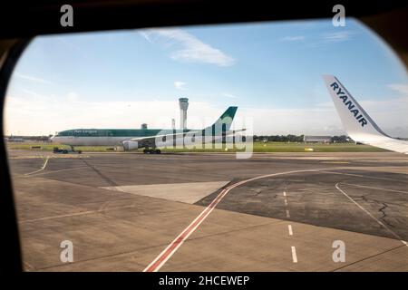 Vista dall'interno di un volo Ryanair per un aereo Aer lingus sulla strada di taxi all'aeroporto di Dublino, Dublino, Irlanda Foto Stock