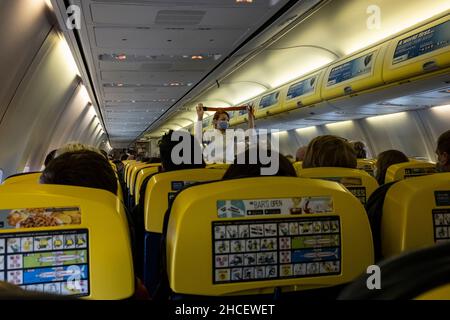 Equipaggio di cabina che fornisce la dimostrazione di sicurezza a bordo di un volo Ryanair, aereo Airbus A380 Foto Stock