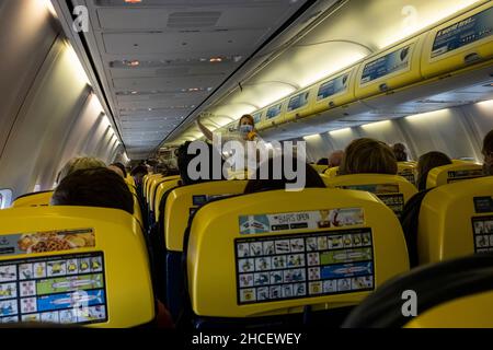 Equipaggio di cabina che fornisce la dimostrazione di sicurezza a bordo di un volo Ryanair, aereo Airbus A380 Foto Stock