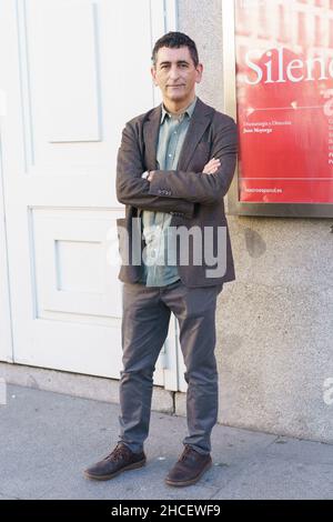 Madrid, Spagna. 28th Dic 2021. Juan Mayorga si pone durante la presentazione della commedia 'Silencio' (silenzio) al teatro spagnolo di Madrid. (Foto di Atilano Garcia/SOPA Images/Sipa USA) Credit: Sipa USA/Alamy Live News Foto Stock