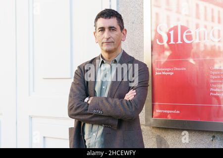 Madrid, Spagna. 28th Dic 2021. Juan Mayorga si pone durante la presentazione della commedia 'Silencio' (silenzio) al teatro spagnolo di Madrid. (Foto di Atilano Garcia/SOPA Images/Sipa USA) Credit: Sipa USA/Alamy Live News Foto Stock