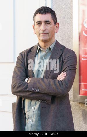 Madrid, Spagna. 28th Dic 2021. Juan Mayorga si pone durante la presentazione della commedia 'Silencio' (silenzio) al teatro spagnolo di Madrid. (Foto di Atilano Garcia/SOPA Images/Sipa USA) Credit: Sipa USA/Alamy Live News Foto Stock