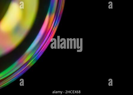 Pianeta alieno psichedelico multicolore, con riflessione dello spettro, come da lente su sfondo scuro. Primo piano bolla di sapone Foto Stock