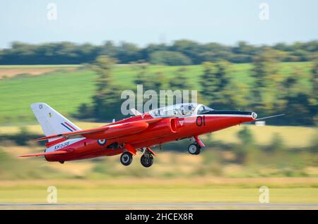 Gnat Display Team, ex aereo trainer Royal Air Force Folland Gnat Jet. Gruppo di formazione civile del jet. Gnat XR538 decollo a Duxford, Regno Unito, in mostra Foto Stock