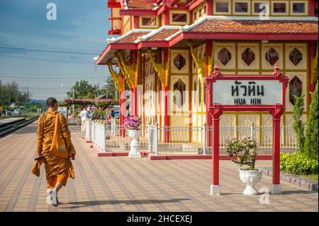 Monaco buddista presso l'iconica stazione ferroviaria di Hua Hin. Hua Hin è una delle prime e più popolari destinazioni di viaggio in Thailandia. Foto Stock