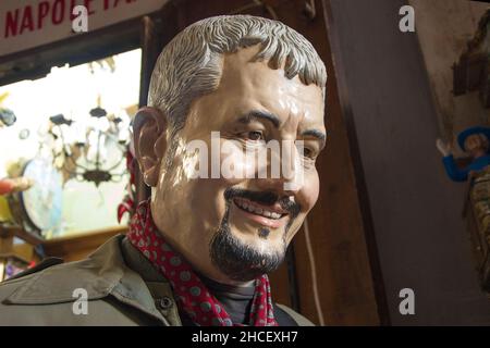 Napoli, Italia. 28th Dic 2021. Statua raffigurante il cantante Pino D'aniele morto nel 2015, opera degli artisti del presepio di San Gregorio Armeno, una strada nel centro storico di Napoli, famosa per le sue presepi artigianali. Napoli, Italia, 28 dicembre 2021. (Foto di Vincenzo Izzo/Sipa USA) Credit: Sipa USA/Alamy Live News Foto Stock