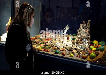 Napoli, Italia. 28th Dic 2021. Il turista osserva il presepio dal titolo "la vita è bella" realizzato dall'artista Lucio Ferraro, esposto all'interno della Chiesa di San Severo al Pendino a Napoli. Napoli, Italia, 28 dicembre 2021. (Foto di Vincenzo Izzo/Sipa USA) Credit: Sipa USA/Alamy Live News Foto Stock