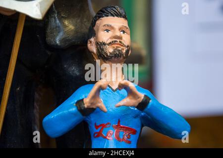 Napoli, Italia. 28th Dic 2021. Statua raffigurante il giocatore di Napoli Lorenzo Insigne, opera degli artisti del presepio di San Gregorio Armeno, strada nel centro storico di Napoli, famosa per il turismo per le botteghe artigiane di presepi. Napoli, Italia, 28 dicembre 2021. (Foto di Vincenzo Izzo/Sipa USA) Credit: Sipa USA/Alamy Live News Foto Stock