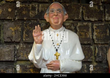 Napoli, Italia. 28th Dic 2021. Statua raffigurante Jorge Mario Bergoglio 'Papa Francesco' 266th papa della chiesa cattolica e vescovo di Roma, fatta dagli artisti del presepio di San Gregorio Armeno, una strada nel centro storico di Napoli, famosa per le sue botteghe artigiane di presepi. Napoli, Italia, 28 dicembre 2021. (Foto di Vincenzo Izzo/Sipa USA) Credit: Sipa USA/Alamy Live News Foto Stock