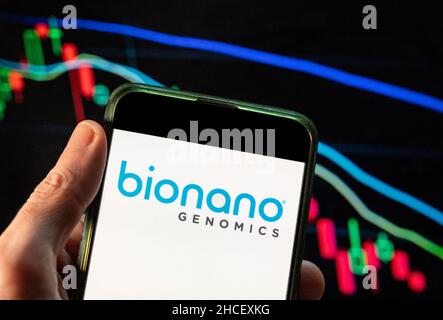Cina. 4th Dic 2021. In questa foto è illustrata la piattaforma per analizzare i segmenti lunghi del DNA genomico biotecnologico azienda Bionano Genomics logo visto su uno smartphone con un grafico di indice di borsa economica sullo sfondo. (Credit Image: © Budrul Chukrut/SOPA Images via ZUMA Press Wire) Foto Stock