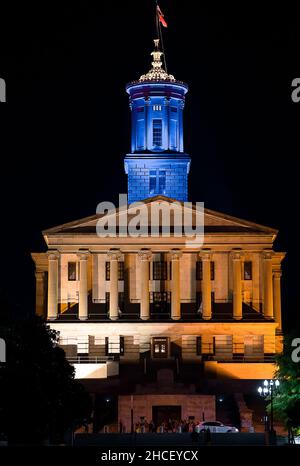 Foto verticale di un palazzo del Tenessee state Capitol di notte a Nashville, Stati Uniti d'America Foto Stock
