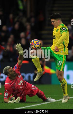 Londra, Regno Unito. 28th Dic 2021. Christos Tzolis di Norwich City (R) tenta di battere Vicente Guaita, il portiere del Crystal Palace (L). Premier League Match, Crystal Palace / Norwich City allo stadio Selhurst Park di Londra martedì 28th dicembre 2021. Questa immagine può essere utilizzata solo a scopo editoriale. Solo per uso editoriale, licenza richiesta per uso commerciale. Nessun uso in scommesse, giochi o un singolo club/campionato/player pubblicazioni. pic di Steffan Bowen/Andrew Orchard sport fotografia/Alamy Live news credito: Andrew Orchard sport fotografia/Alamy Live News Foto Stock