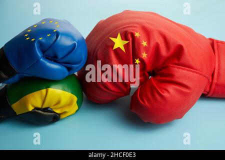 Concetto di guerra commerciale. Cina Lituania e UE partenariato politico conflitto diviso concetto Foto Stock