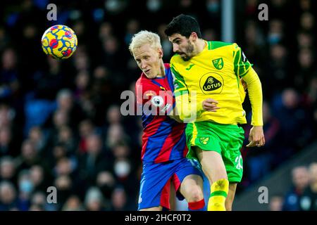 LONDRA, REGNO UNITO. DICEMBRE 28th Pierre Lees-Melou di Norwich City testa la palla durante la partita della Premier League tra Crystal Palace e Norwich City a Selhurst Park, Londra martedì 28th dicembre 2021. (Credit: Federico Maranesi | MI News) Credit: MI News & Sport /Alamy Live News Foto Stock