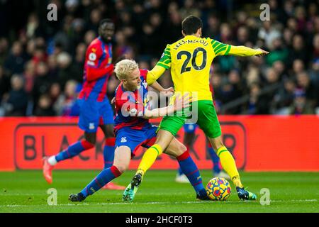 LONDRA, REGNO UNITO. DICEMBRE 28th Hugues of Crystal Palace e Pierre Lees-Melou di Norwich City si batteranno per la palla durante la partita della Premier League tra Crystal Palace e Norwich City a Selhurst Park, Londra martedì 28th dicembre 2021. (Credit: Federico Maranesi | MI News) Credit: MI News & Sport /Alamy Live News Foto Stock