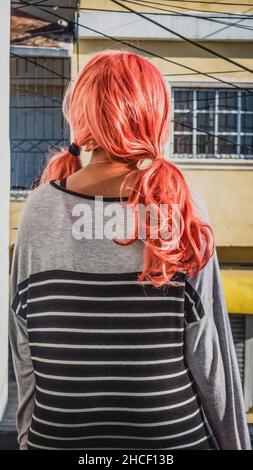 La ragazza si alza al mattino beve il suo caffè e legge un libro. Foto Stock